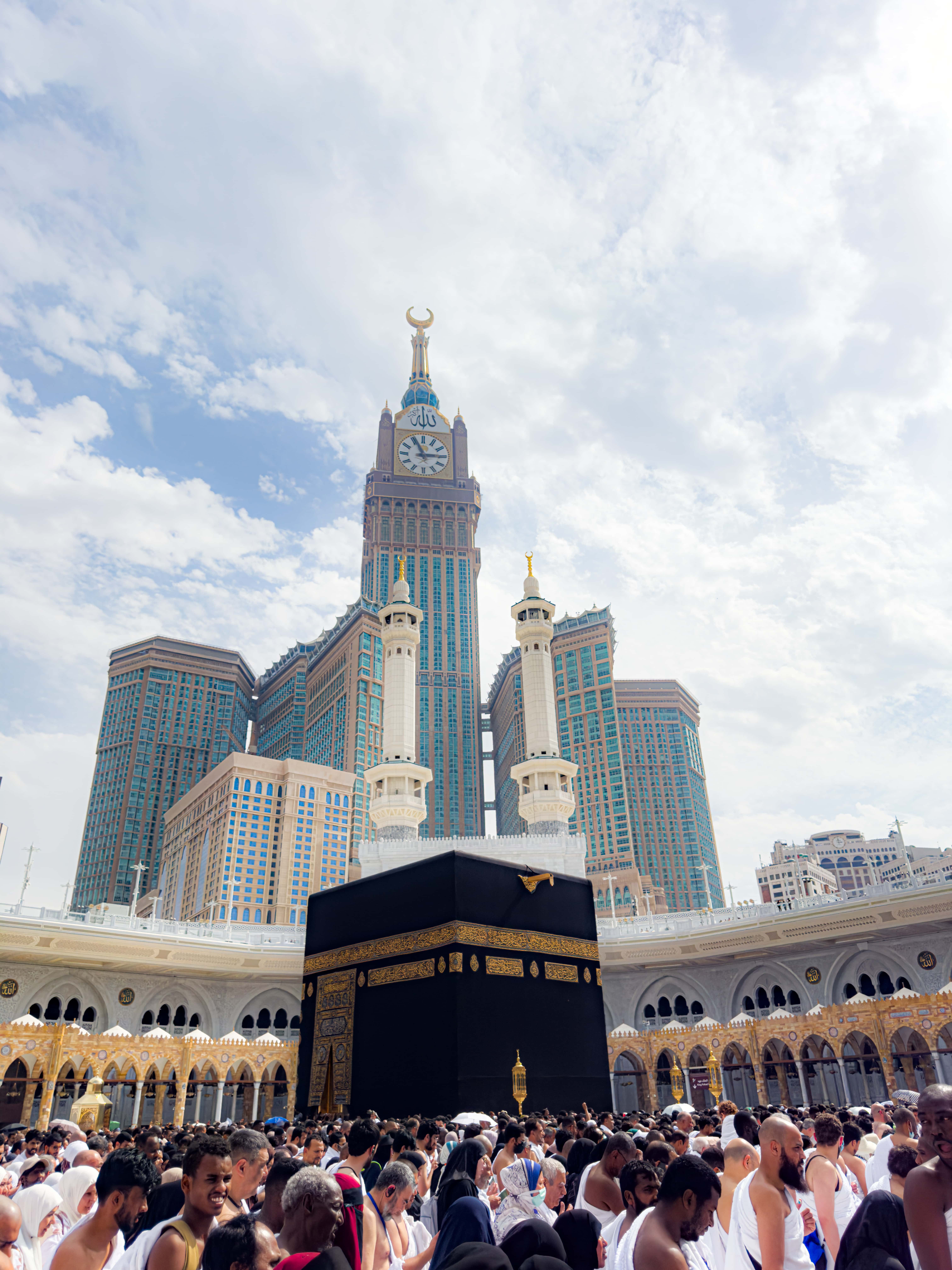Di antara banyak tempat di bumi, ada satu yang selalu membuat hati ingin pulang: Makkah ????✨